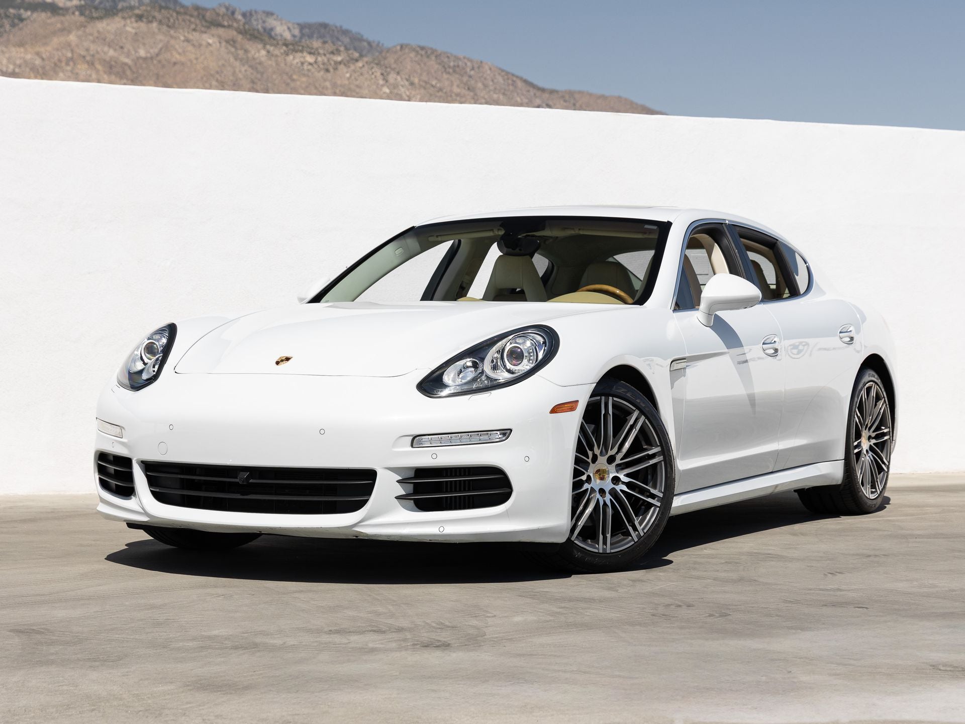 2016 Porsche Panamera S's photo