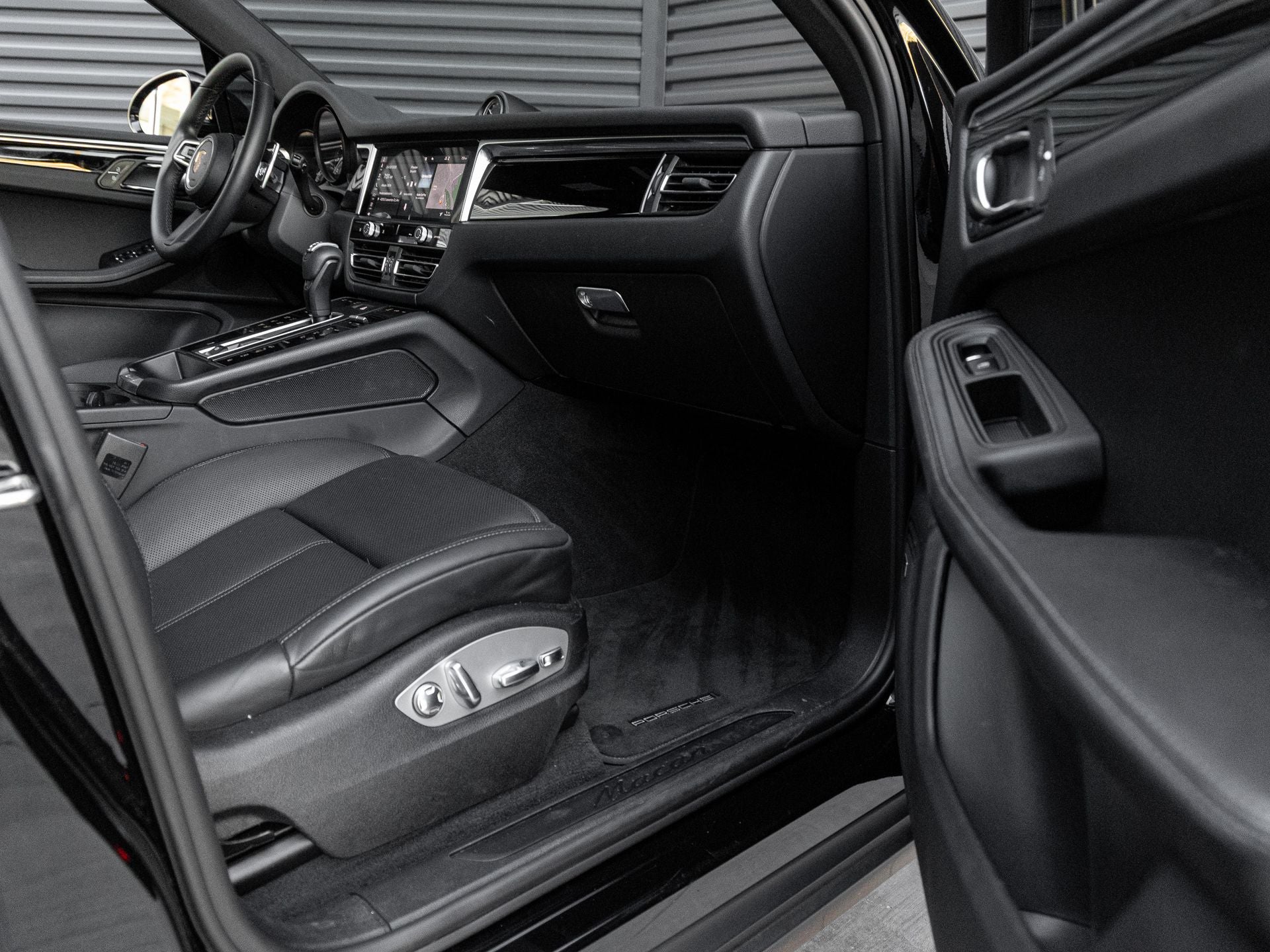 2022 Porsche Macan Base