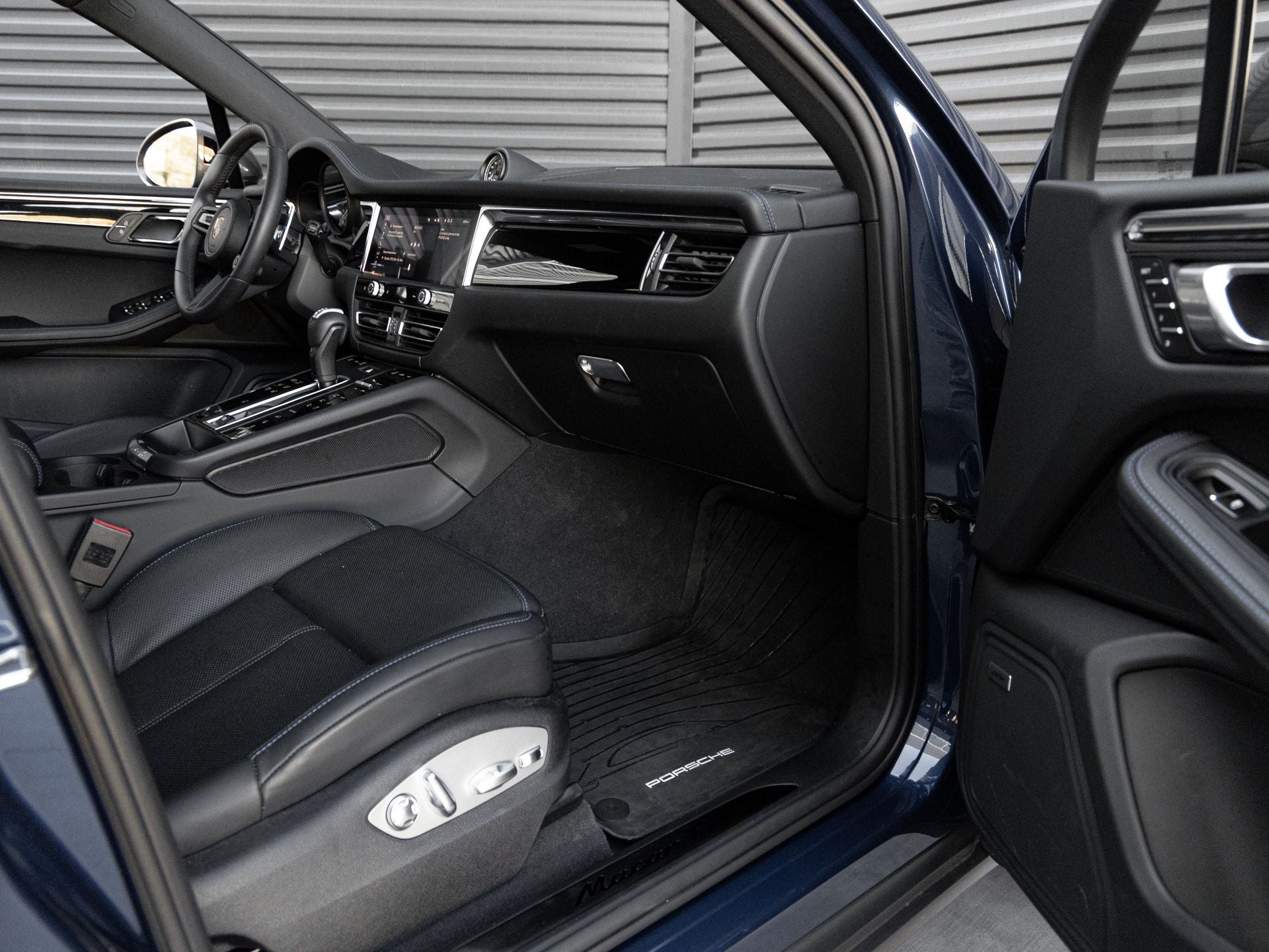 2025 Porsche Macan T