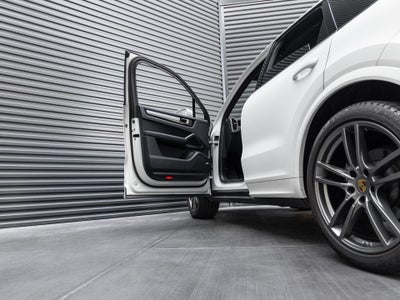 2023 Porsche Cayenne Platinum Edition