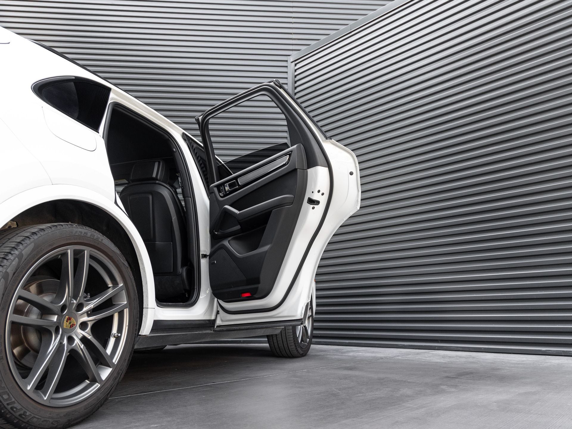 2023 Porsche Cayenne Platinum Edition