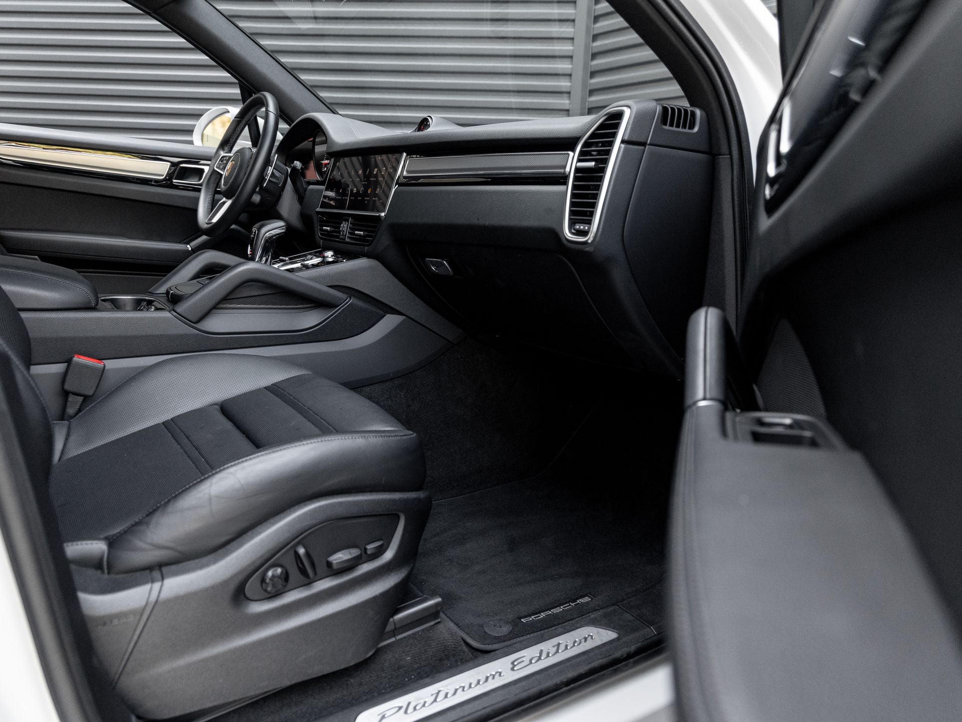 2023 Porsche Cayenne Platinum Edition