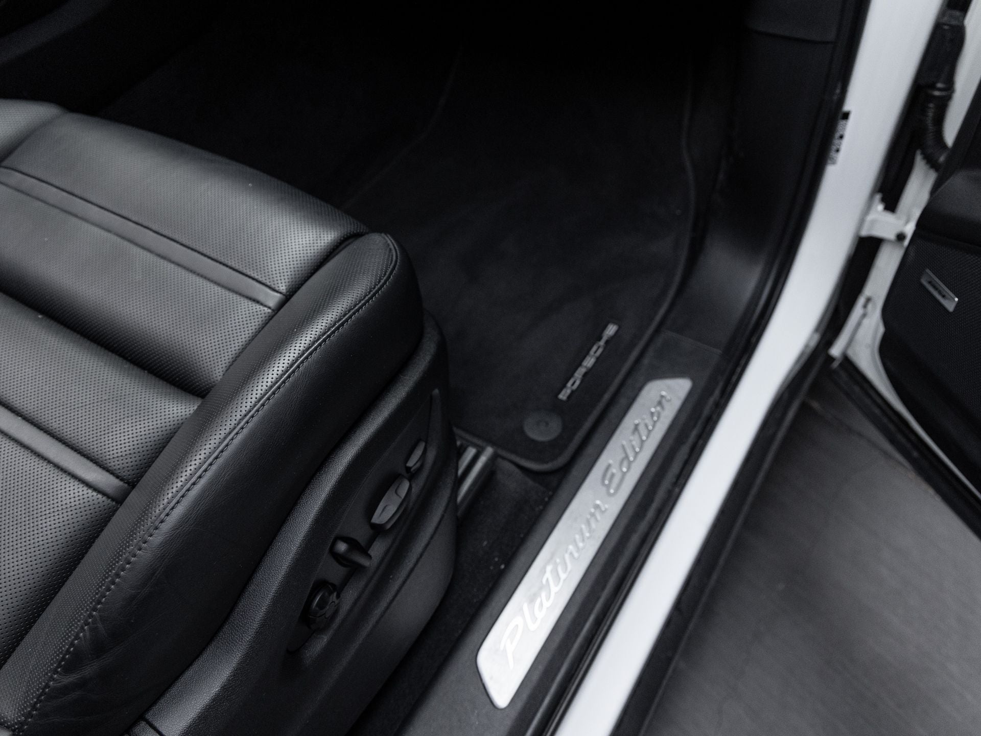 2023 Porsche Cayenne Platinum Edition
