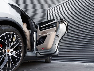 2025 Porsche Macan 4S Electric