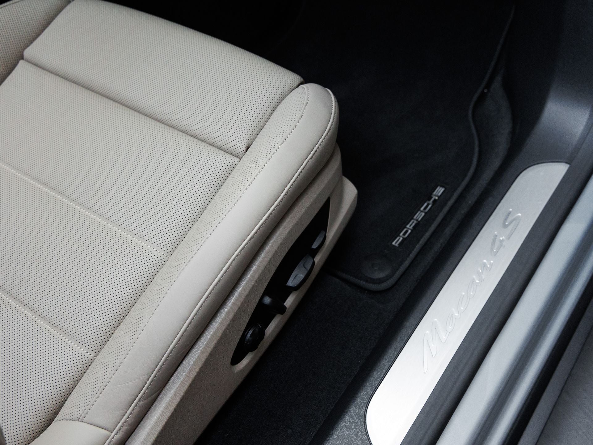 2025 Porsche Macan 4S Electric