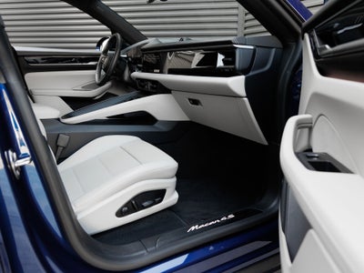 2025 Porsche Macan 4S Electric