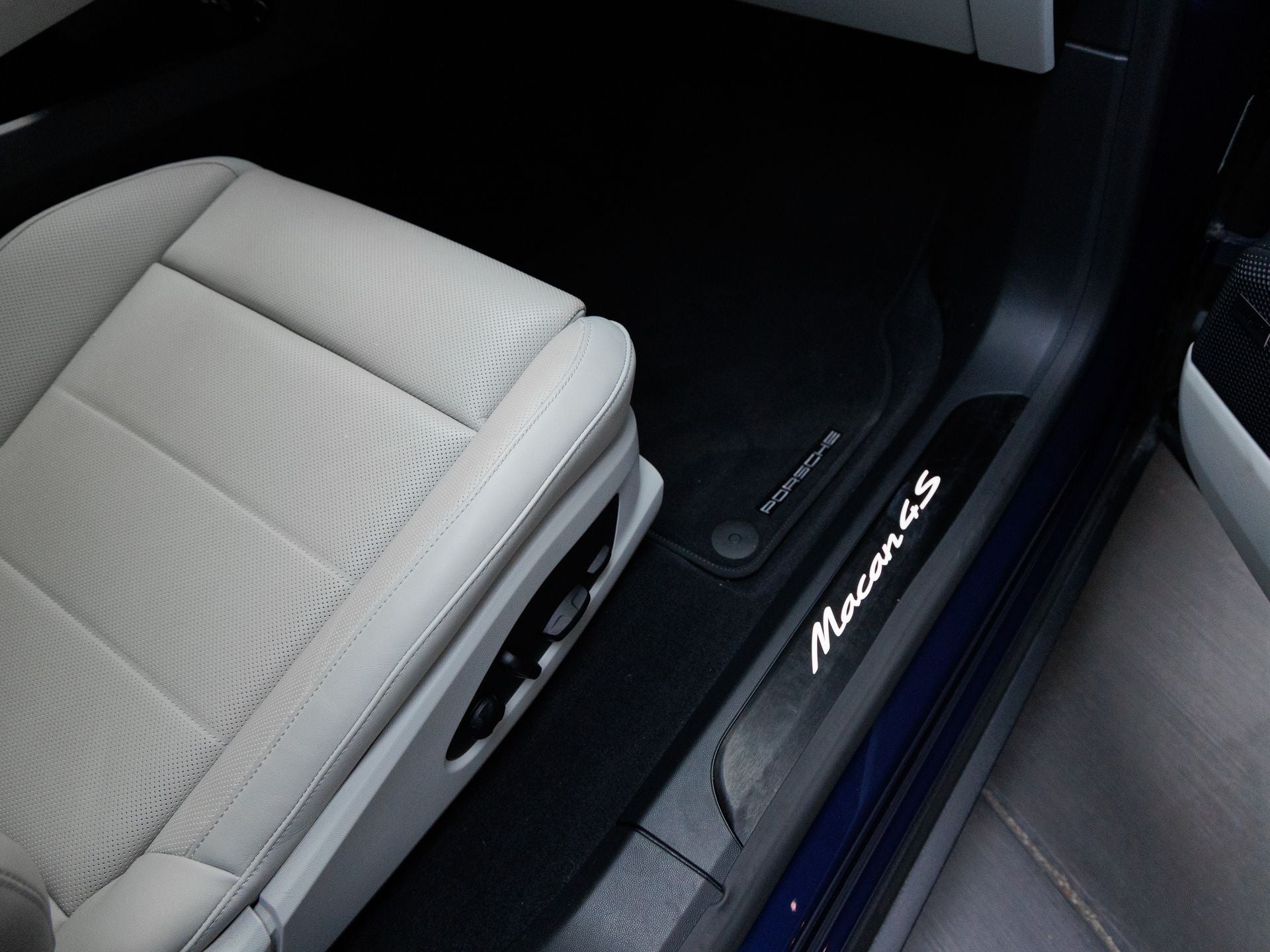 2025 Porsche Macan 4S Electric