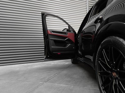 2025 Porsche Cayenne Coupe GTS
