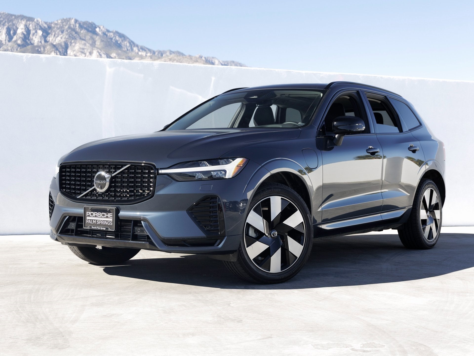 2024 Volvo XC60 Recharge Plug-In Hybrid T8 Plus Dark Theme