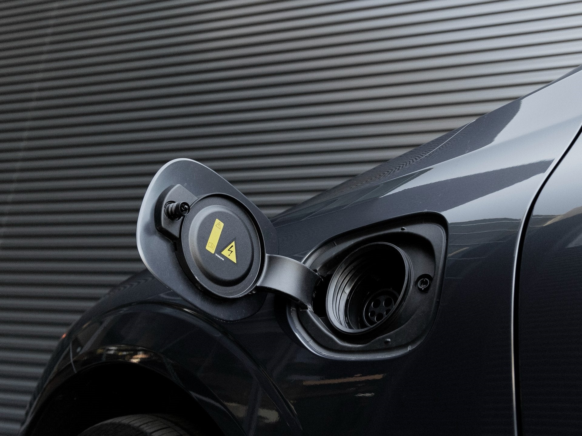 2024 Volvo XC60 Recharge Plug-In Hybrid T8 Plus Dark Theme