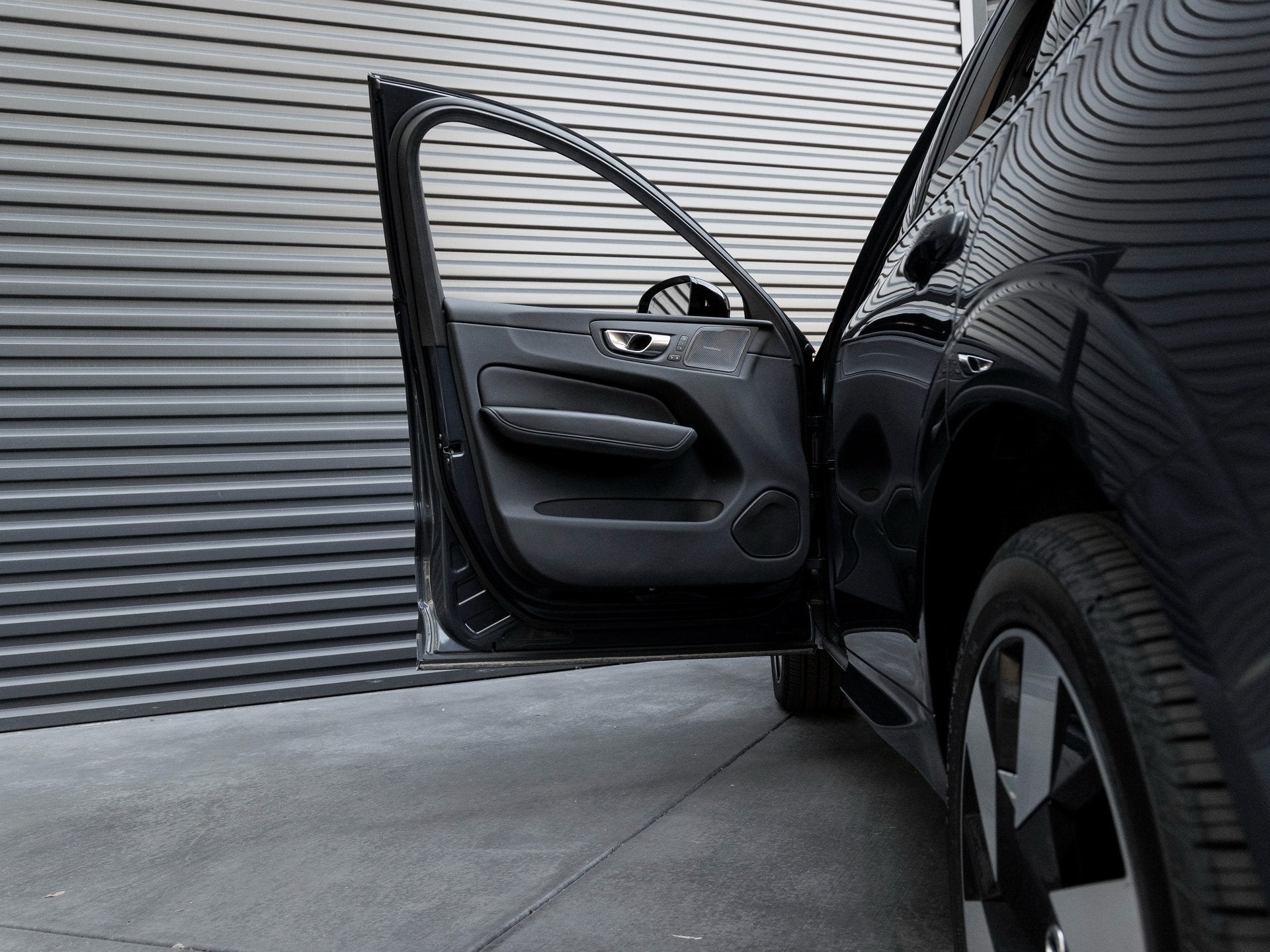 2024 Volvo XC60 Recharge Plug-In Hybrid T8 Plus Dark Theme