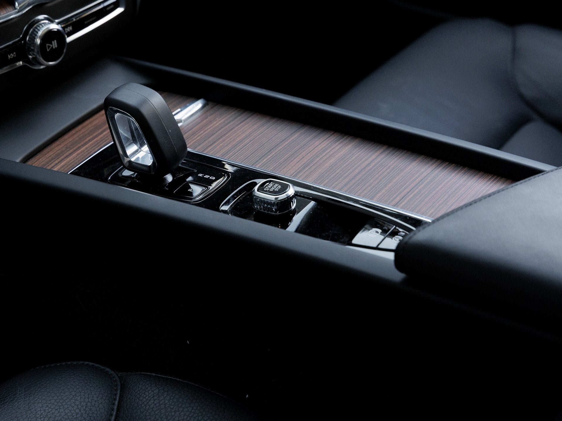 2024 Volvo XC60 Recharge Plug-In Hybrid T8 Plus Dark Theme