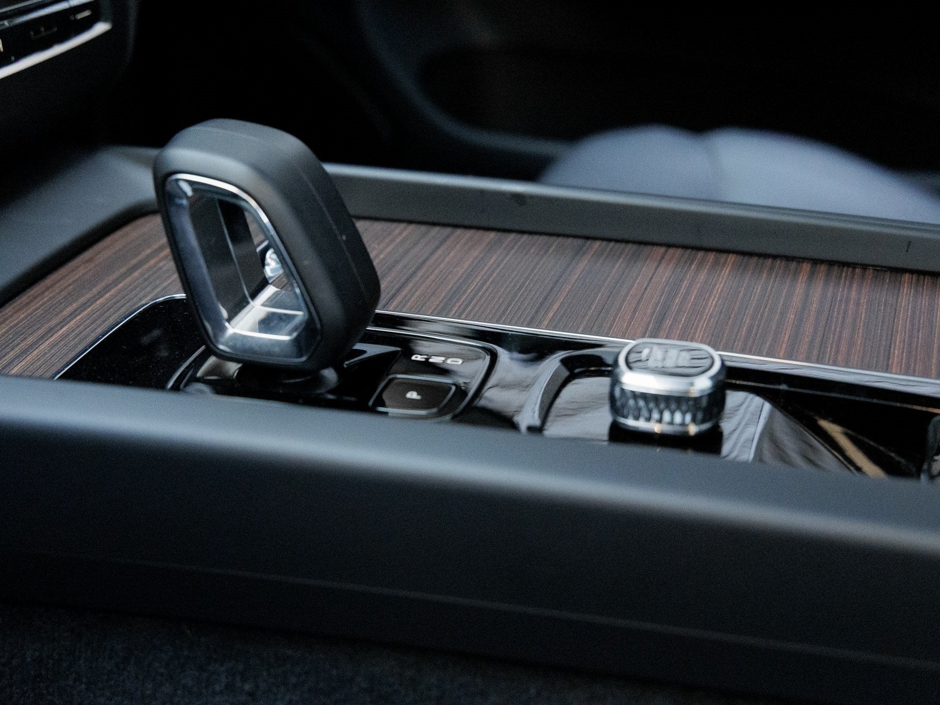 2024 Volvo XC60 Recharge Plug-In Hybrid T8 Plus Dark Theme