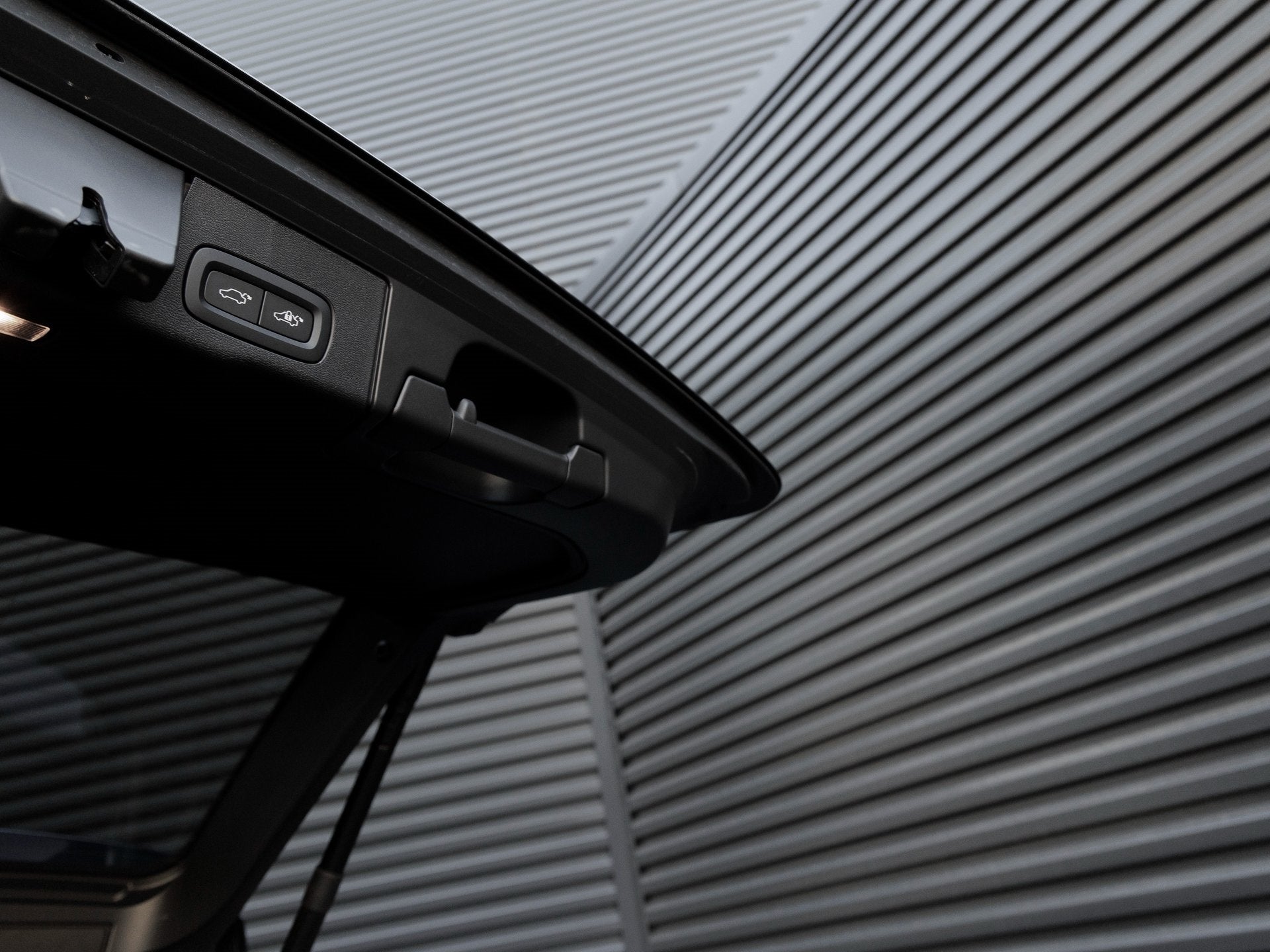 2024 Volvo XC60 Recharge Plug-In Hybrid T8 Plus Dark Theme