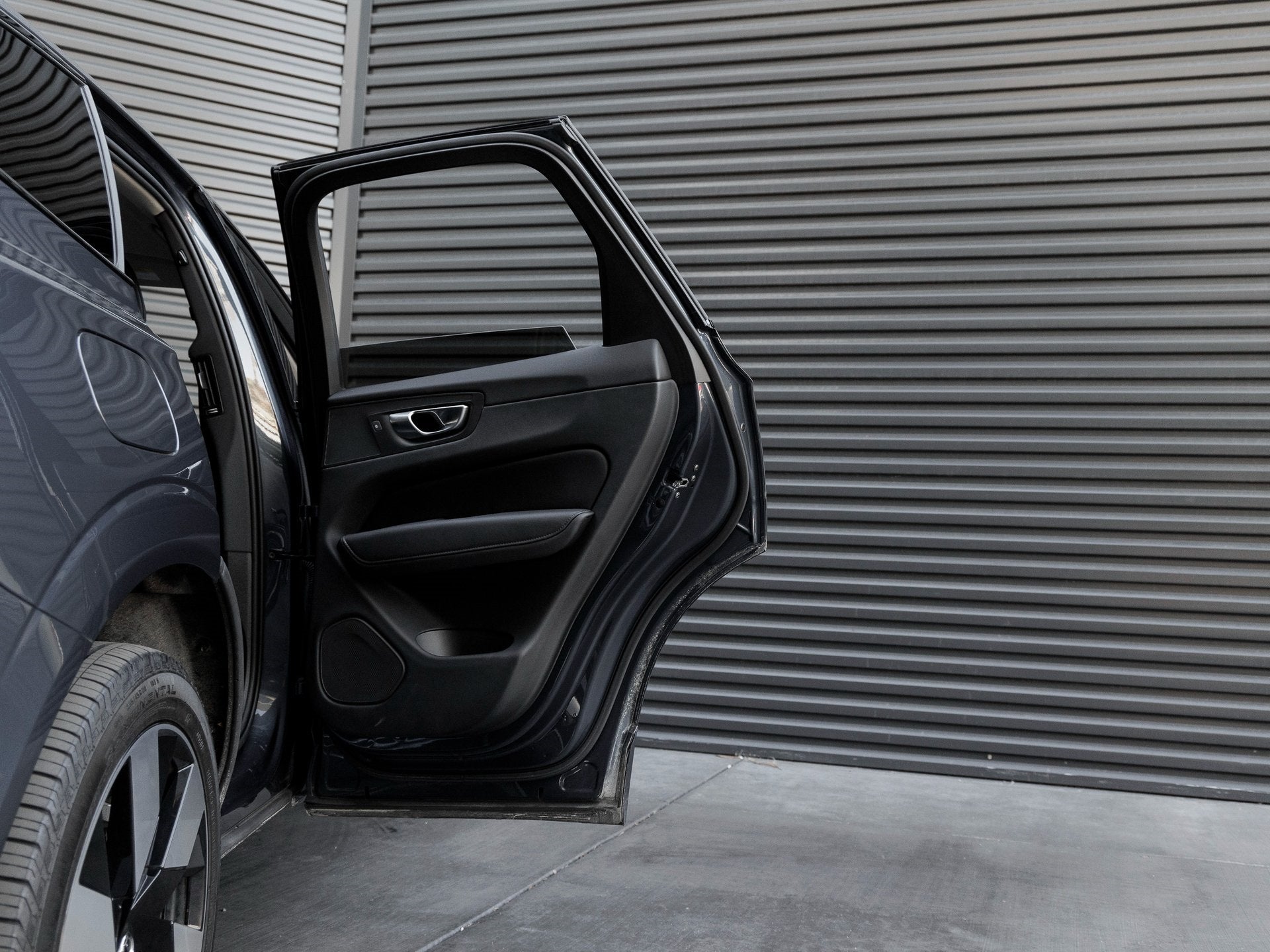 2024 Volvo XC60 Recharge Plug-In Hybrid T8 Plus Dark Theme