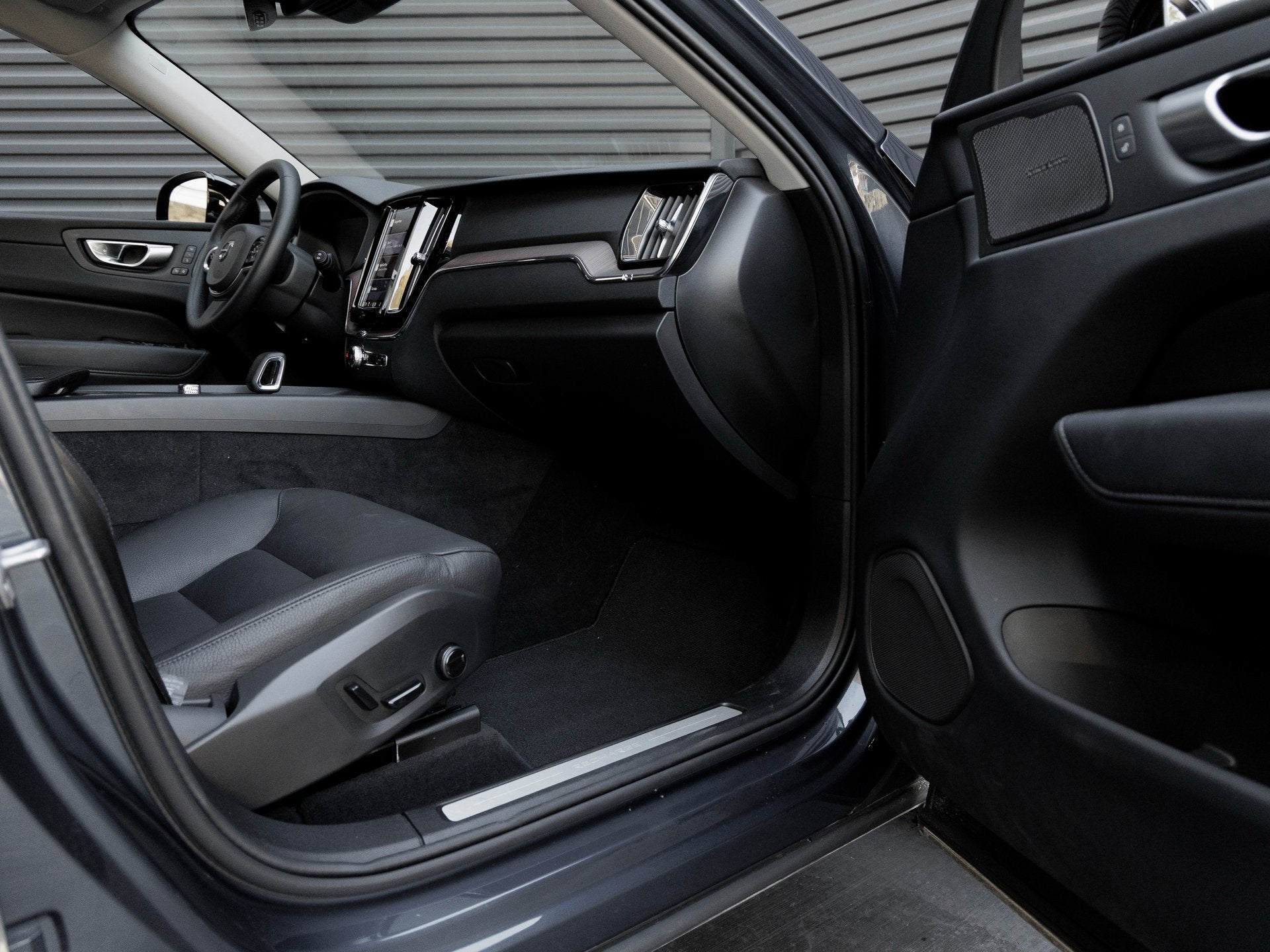 2024 Volvo XC60 Recharge Plug-In Hybrid T8 Plus Dark Theme