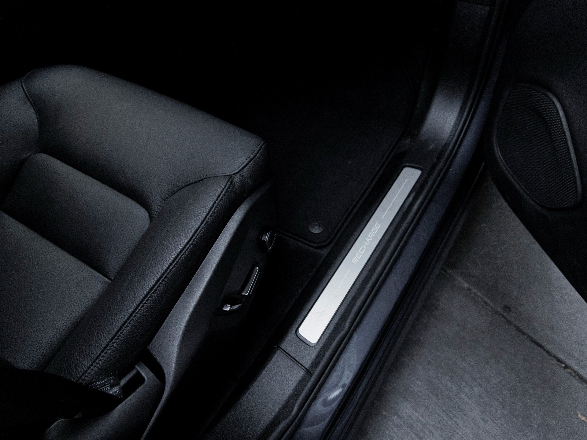 2024 Volvo XC60 Recharge Plug-In Hybrid T8 Plus Dark Theme