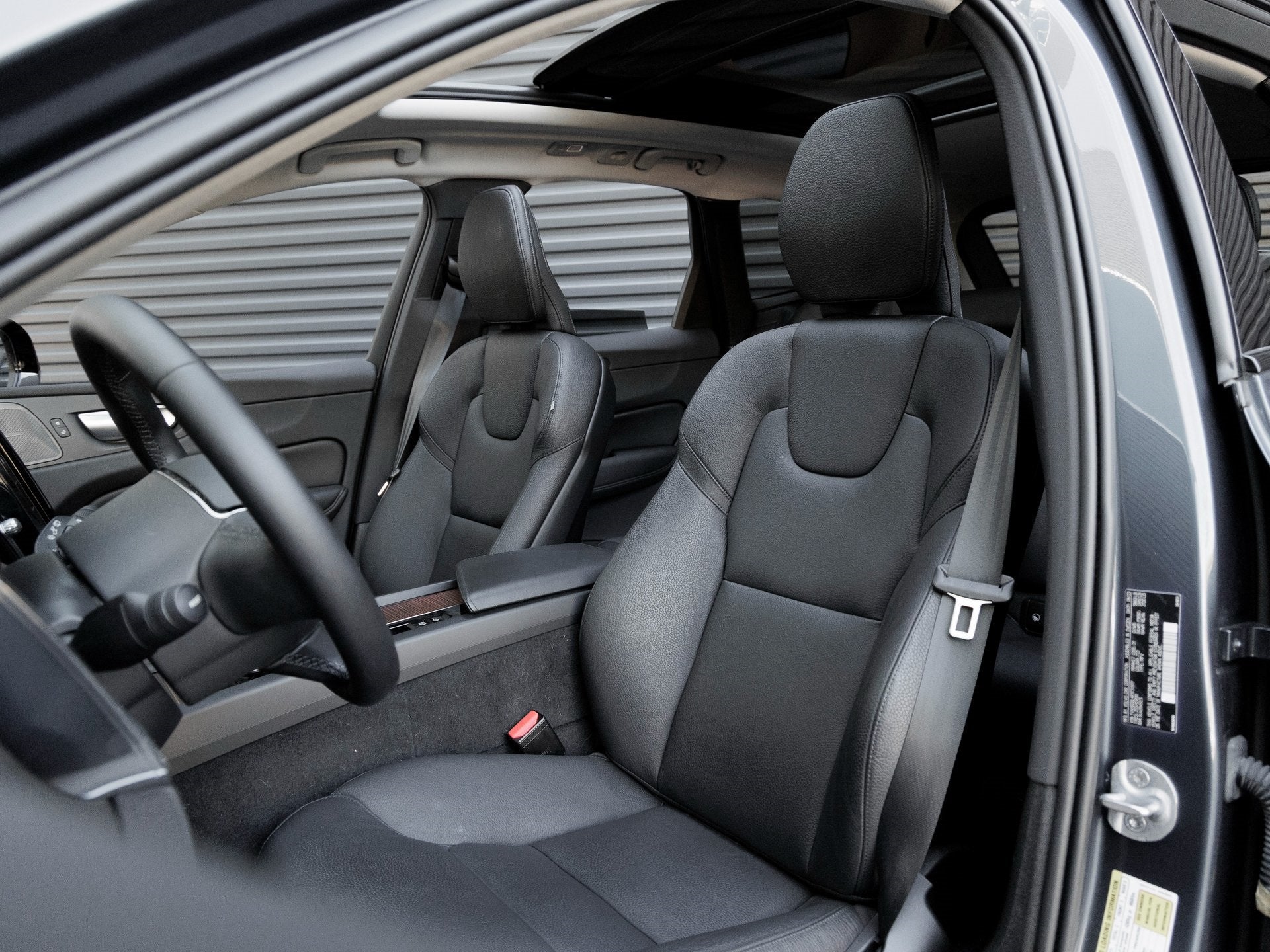 2024 Volvo XC60 Recharge Plug-In Hybrid T8 Plus Dark Theme