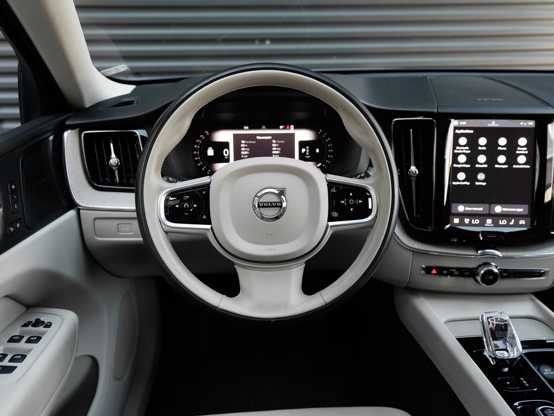 2023 Volvo XC60 B5 Ultimate Bright Theme