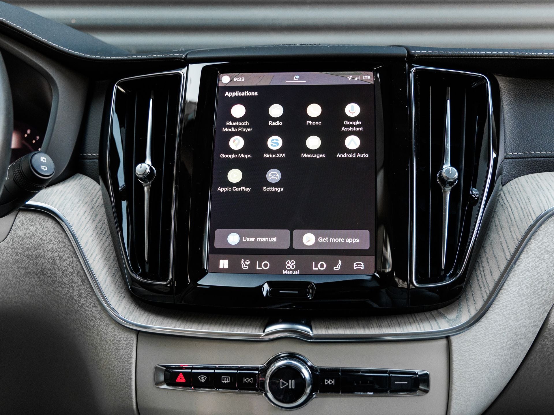 2023 Volvo XC60 B5 Ultimate Bright Theme