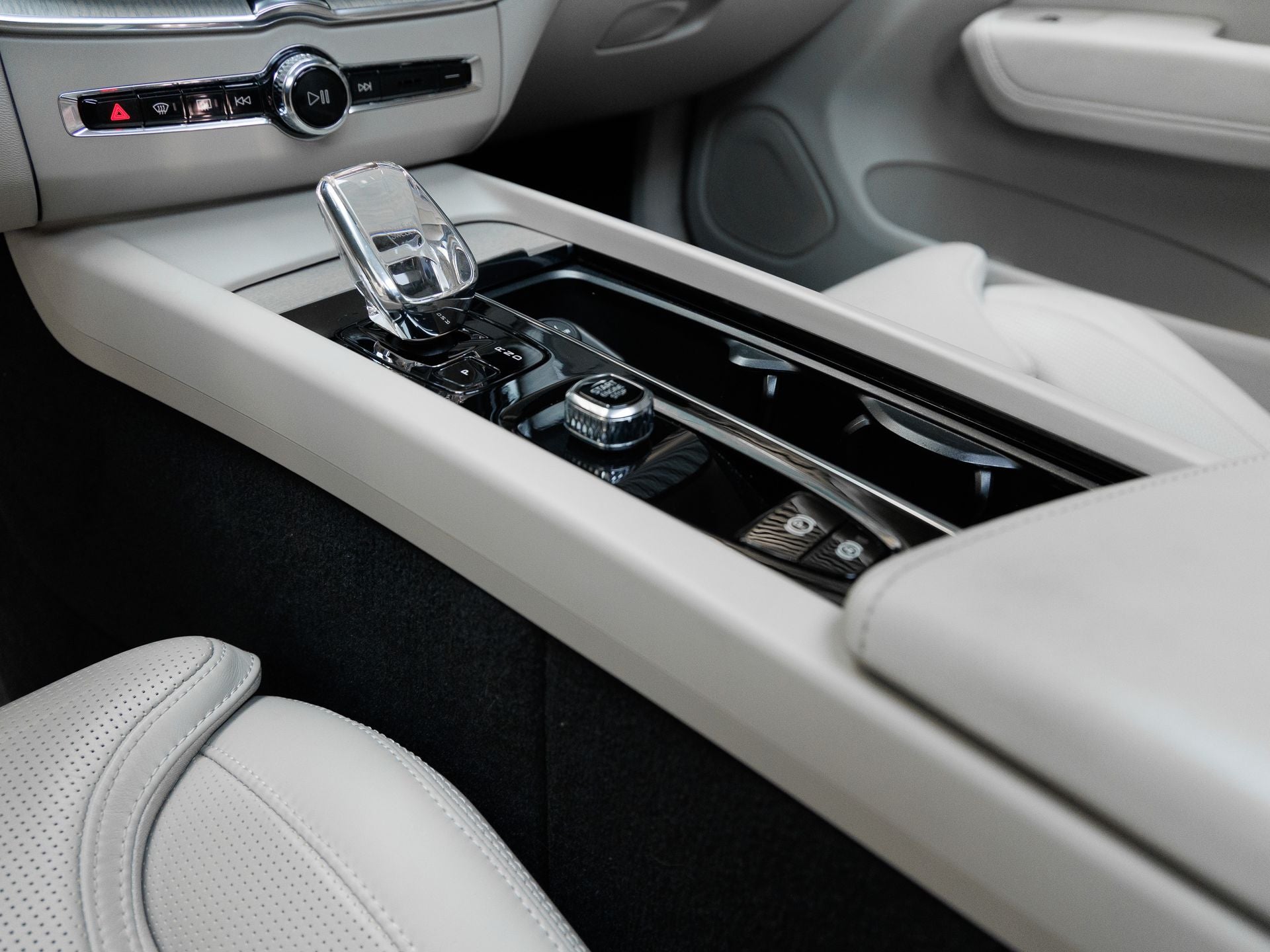 2023 Volvo XC60 B5 Ultimate Bright Theme