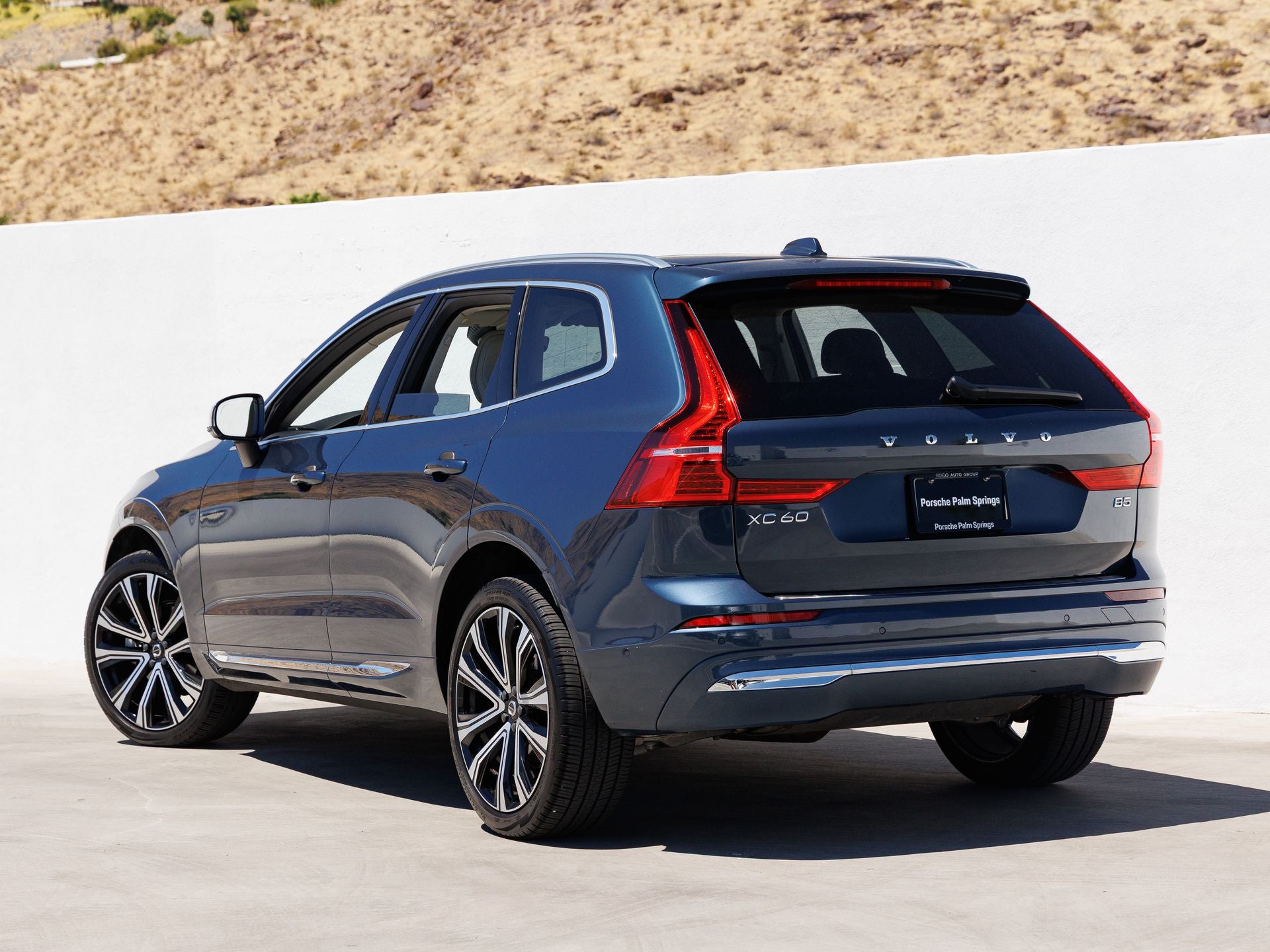 2023 Volvo XC60 B5 Ultimate Bright Theme