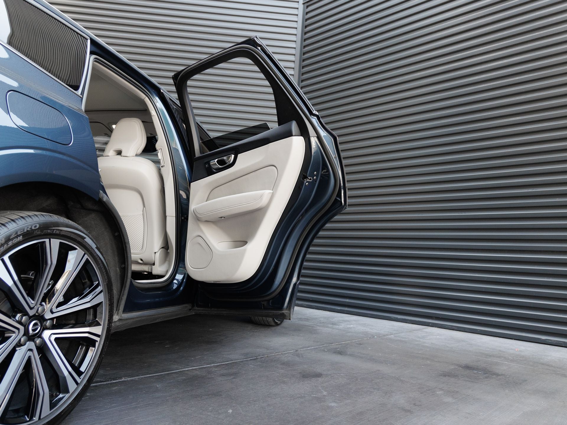 2023 Volvo XC60 B5 Ultimate Bright Theme
