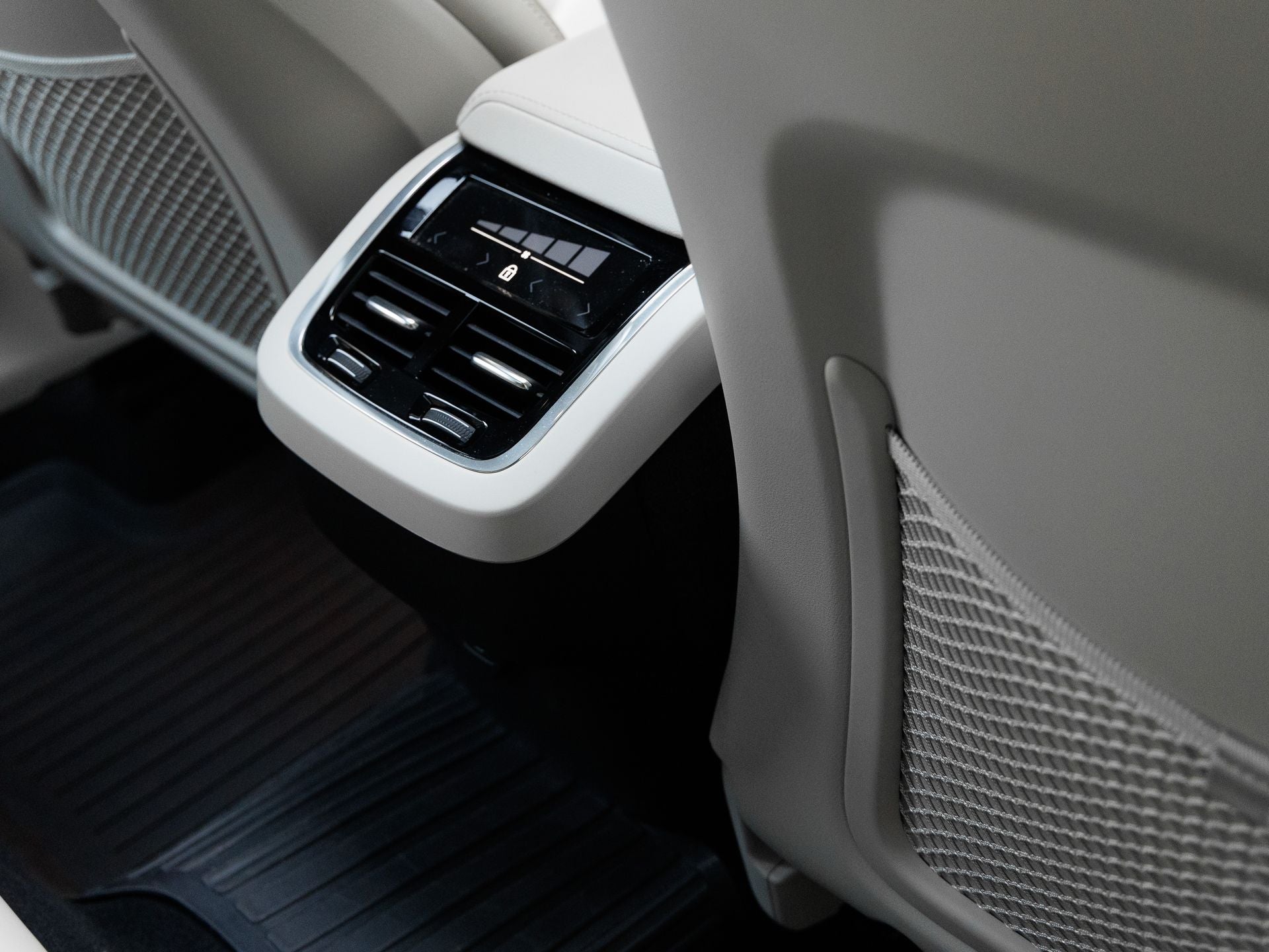 2023 Volvo XC60 B5 Ultimate Bright Theme