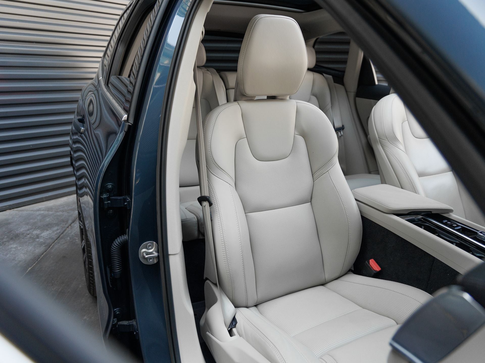 2023 Volvo XC60 B5 Ultimate Bright Theme