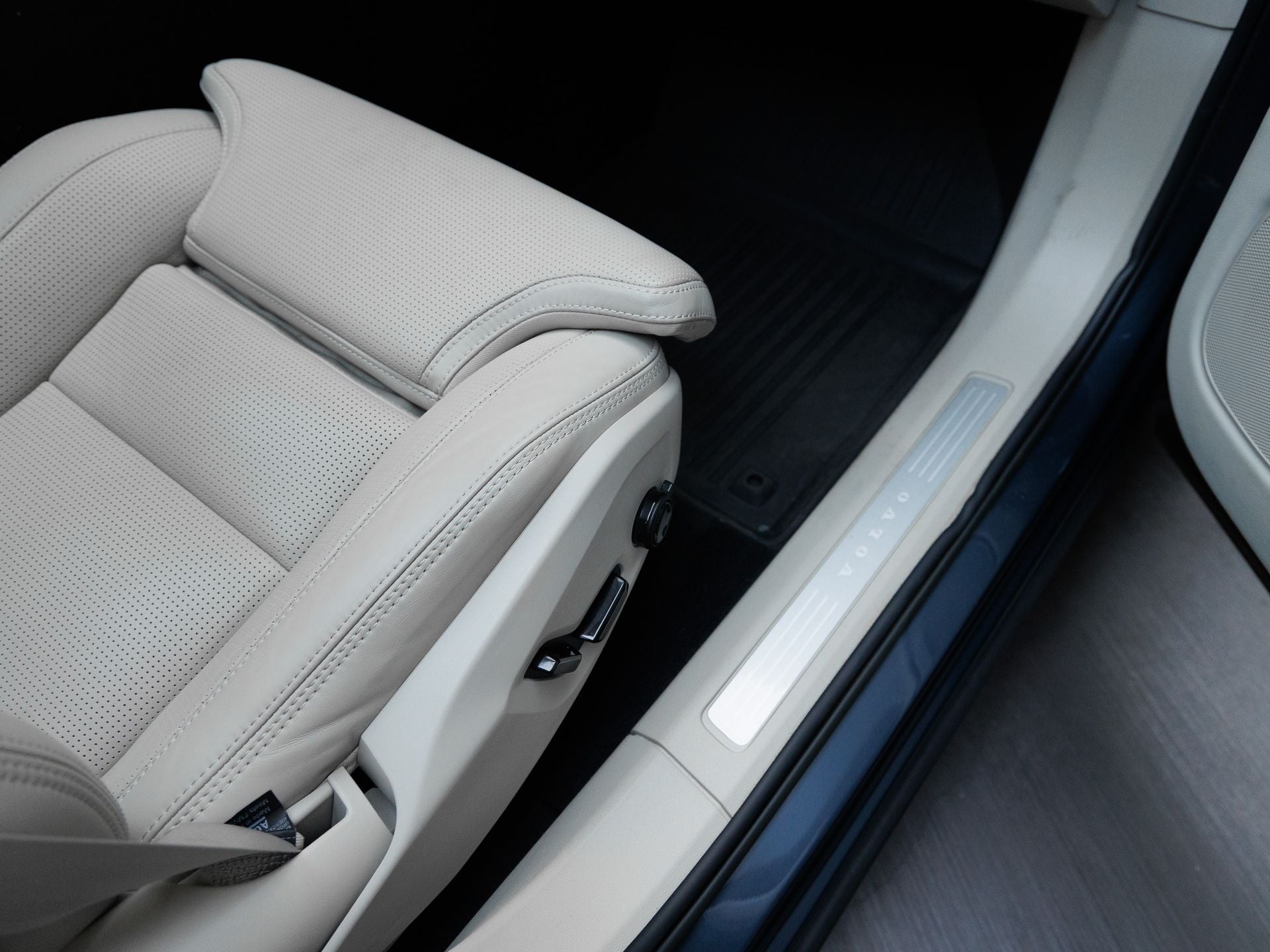 2023 Volvo XC60 B5 Ultimate Bright Theme