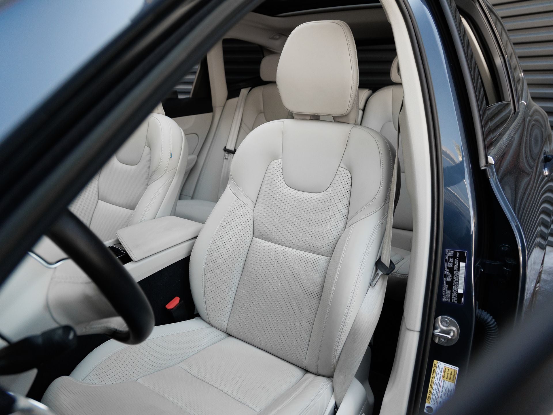 2023 Volvo XC60 B5 Ultimate Bright Theme
