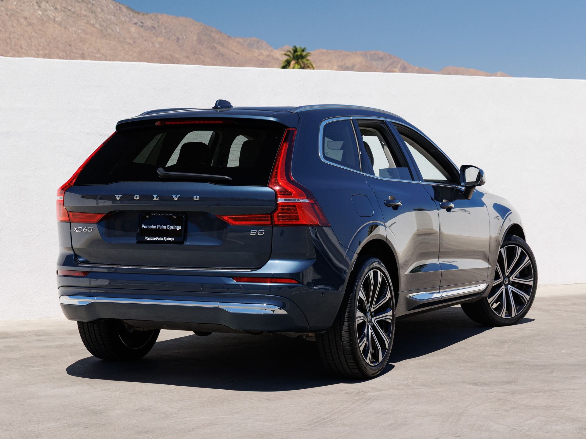 2023 Volvo XC60 B5 Ultimate Bright Theme