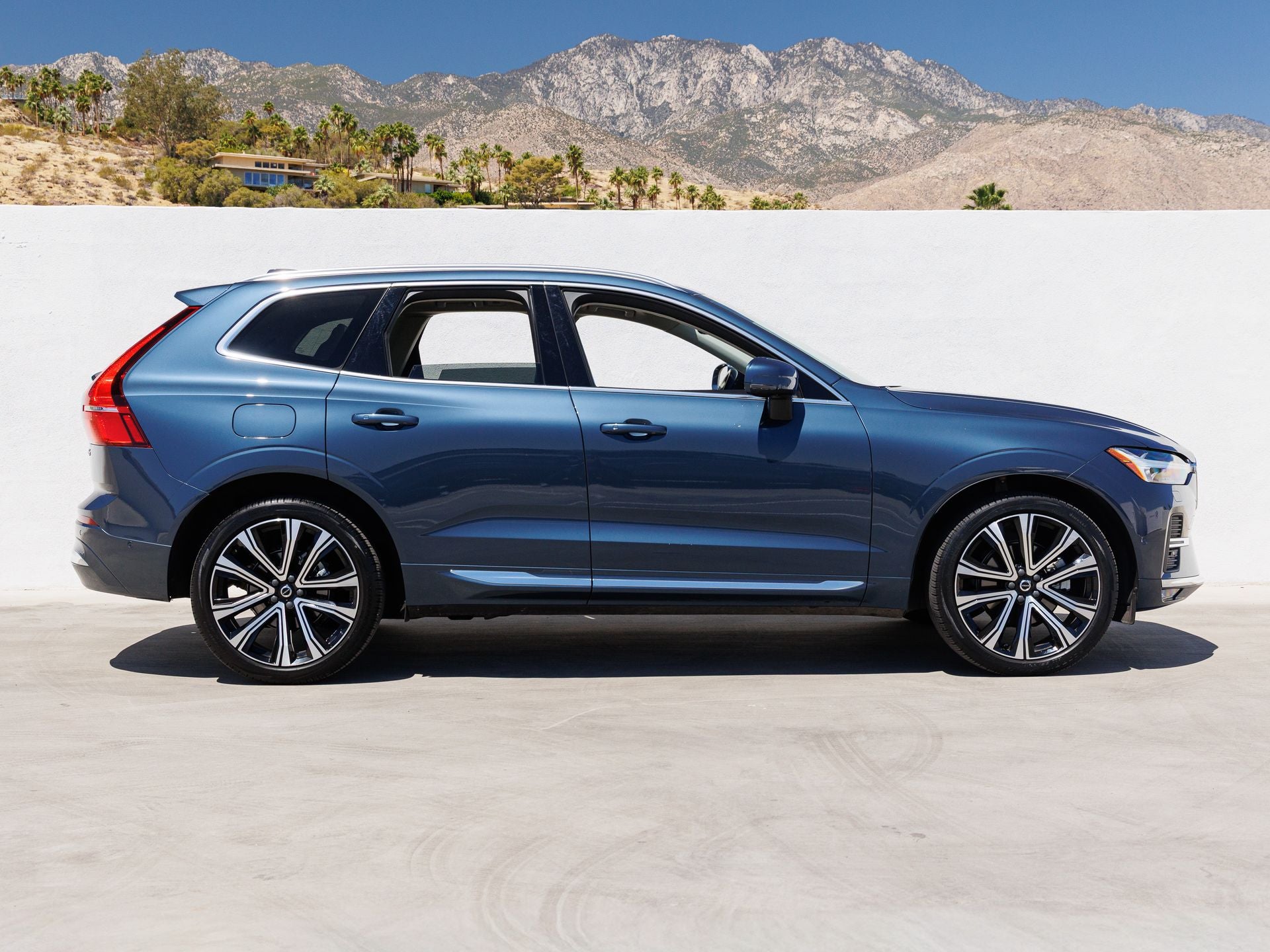 2023 Volvo XC60 B5 Ultimate Bright Theme